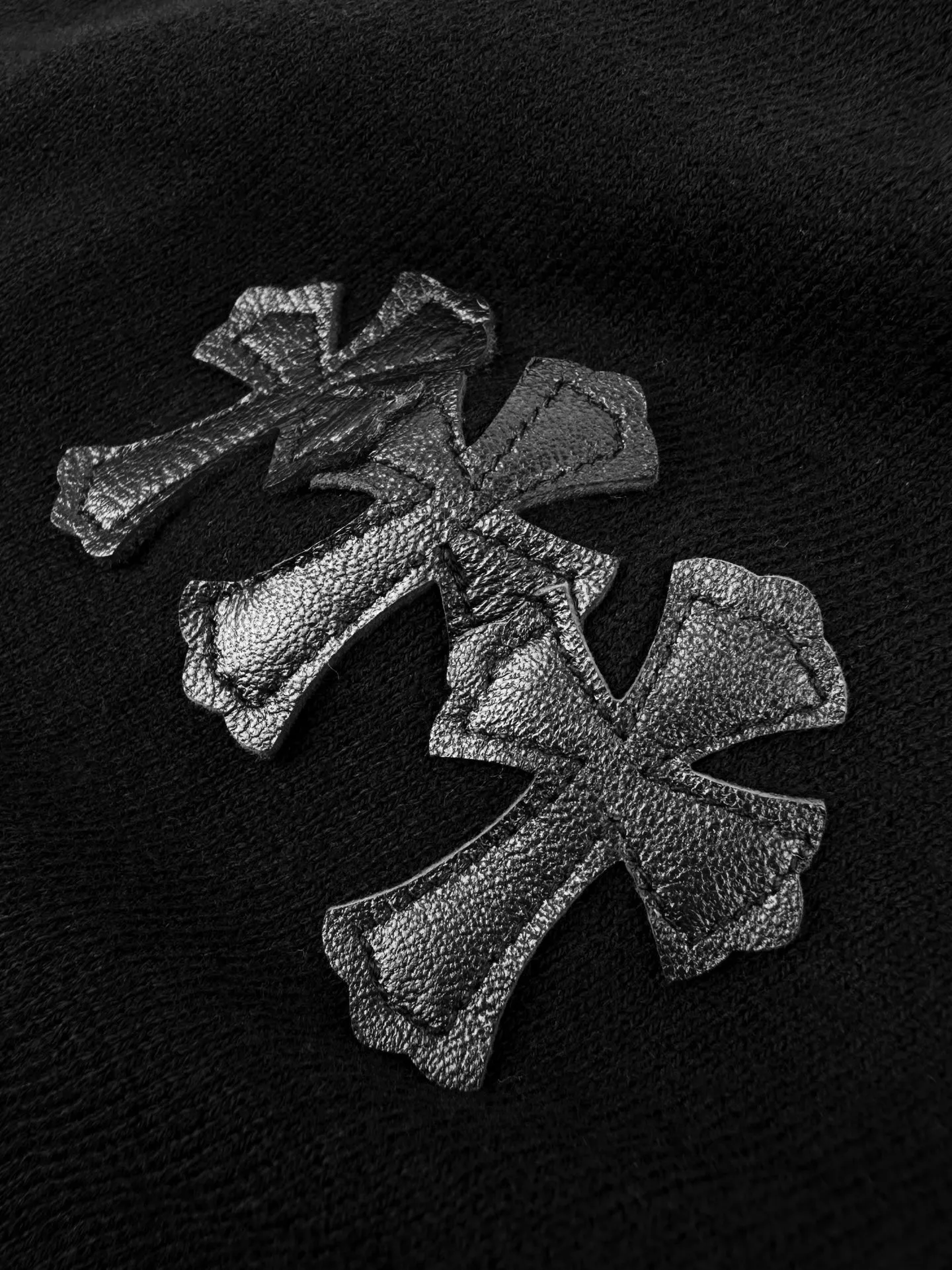 Chrom Hearts ， ， 。 ， ， Black White 。 Chrome Hearts ， ； ， Retro ， 。 ， ， ， ， 。 ， ， Retro 。 1. ， Chrome Hearts ， ， 。 2. ， ， ， 、 ， 。 ： 1:1 CH 1:1 CH 1:1 CH ： Size： S M L ： DD 153